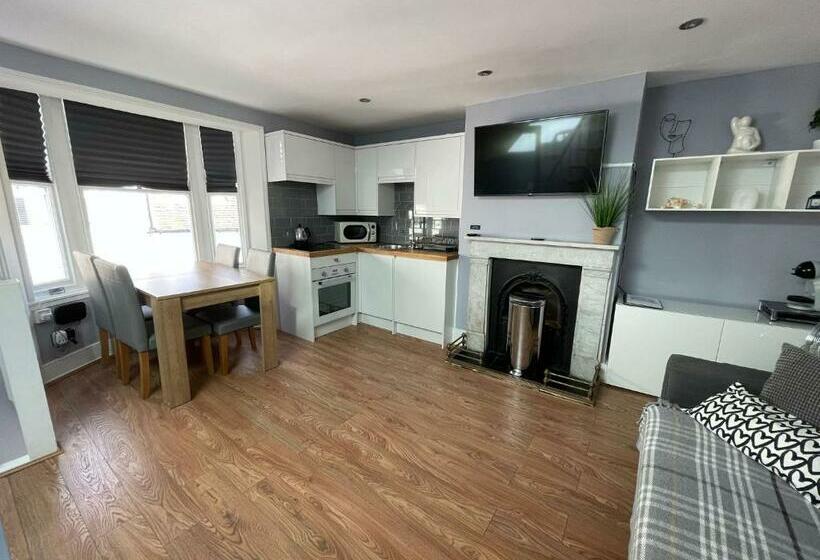 Great Location 100m From The Sea!