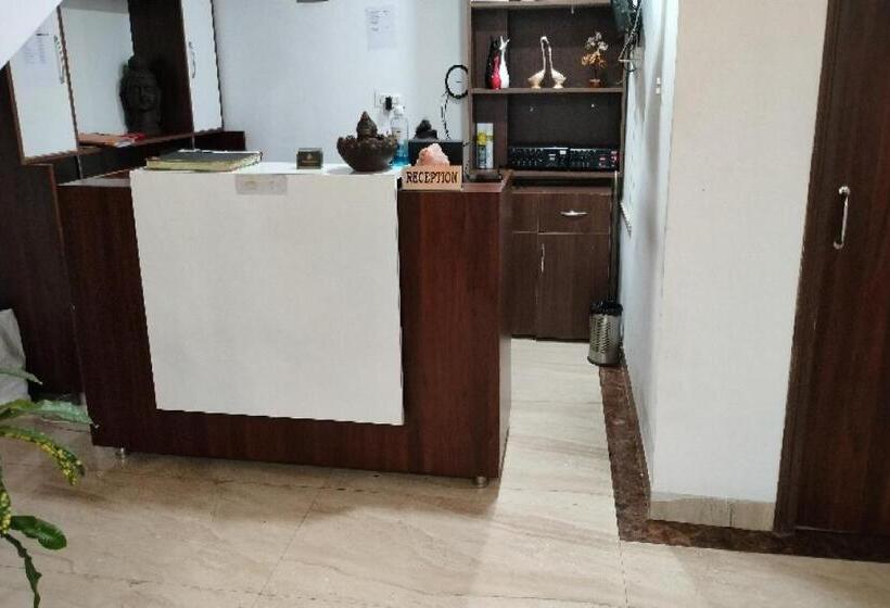 فندق Capital O 93663 Royal