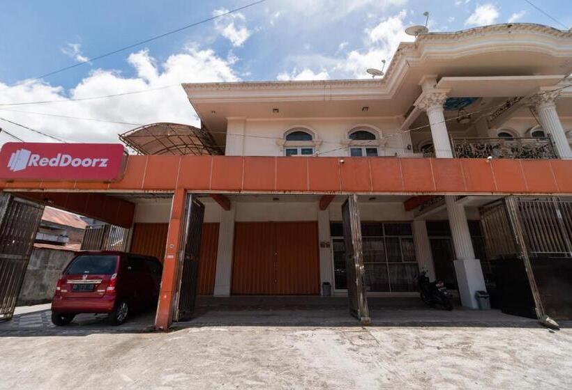 هتل Reddoorz Syariah Near Pasar Aur Kuning