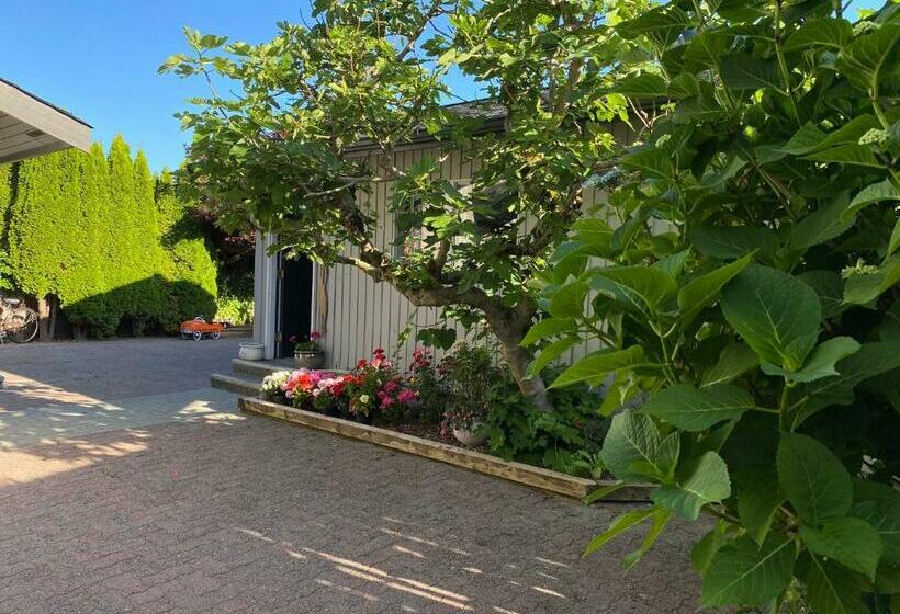 Пансион Back Yard Room In West Vancouver