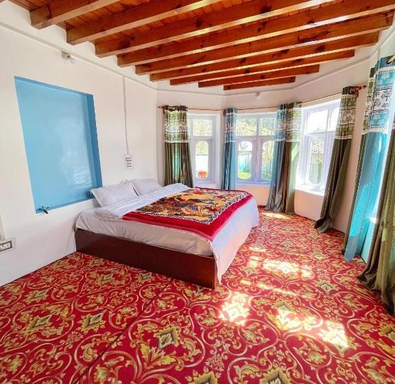 فندق Kolahoi Heights Guest House