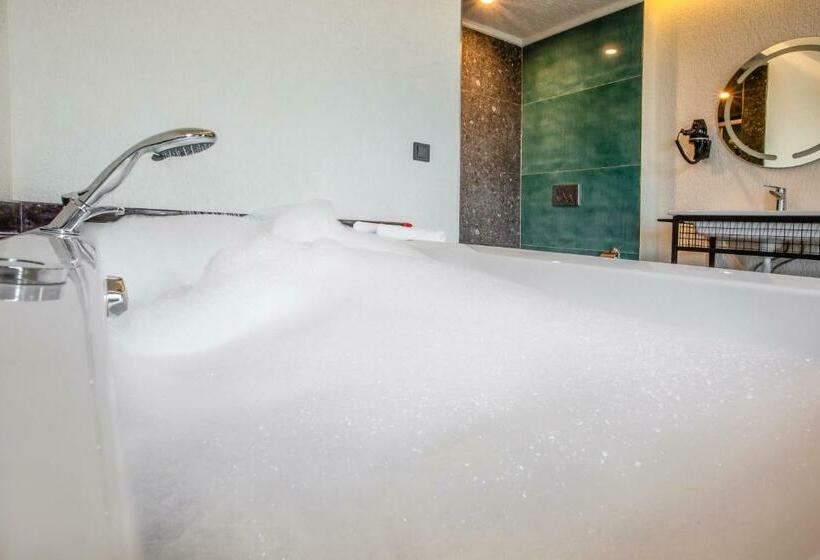 Nehi̇r Otel