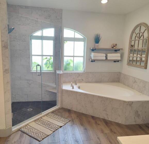 Spacious Oasis Updated Home 3 Bed 2 Bath  7 Min To Nokomis Beach