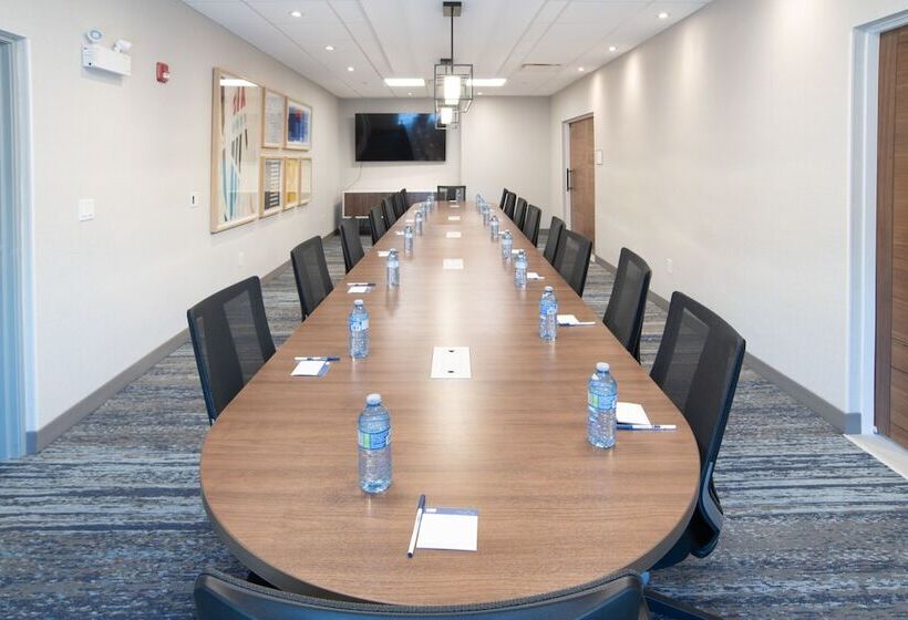 هتل Holiday Inn Express & Suites   Moose Jaw, An Ihg