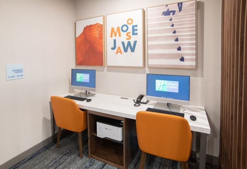 هتل Holiday Inn Express & Suites   Moose Jaw, An Ihg