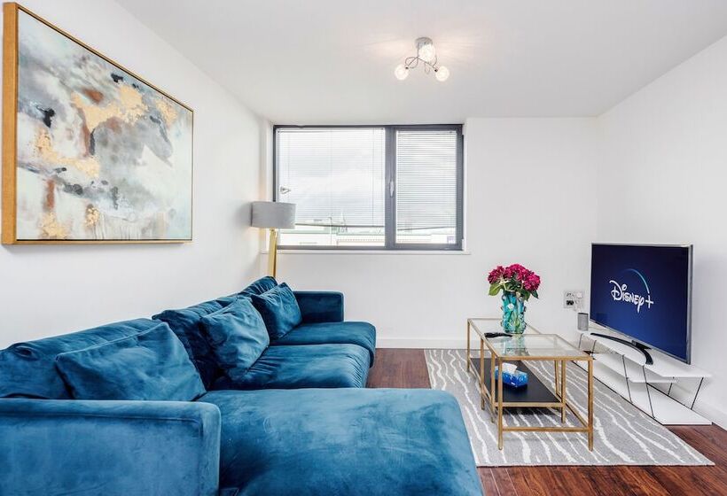 2 Bed Apartment Near Basildon Train Station