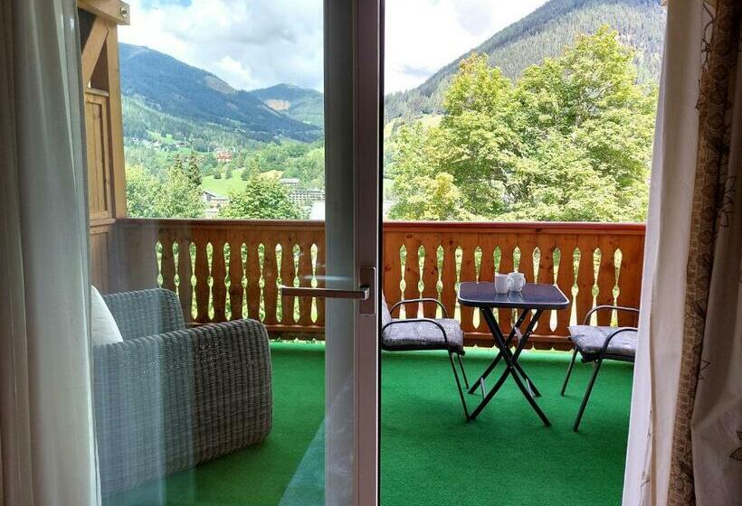 Alpenflair Charming Ski To Door Apartment