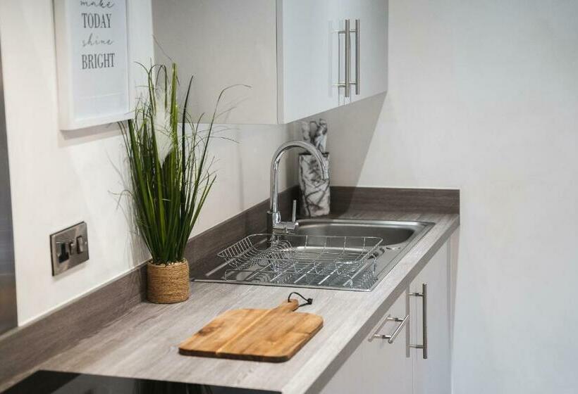 Modern 1 Bed Brand New Central Free Wi Fi