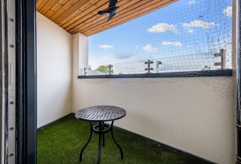 Town Center 2 Bed Serviced Apartment 08 With Parking, Surbiton By 360stays