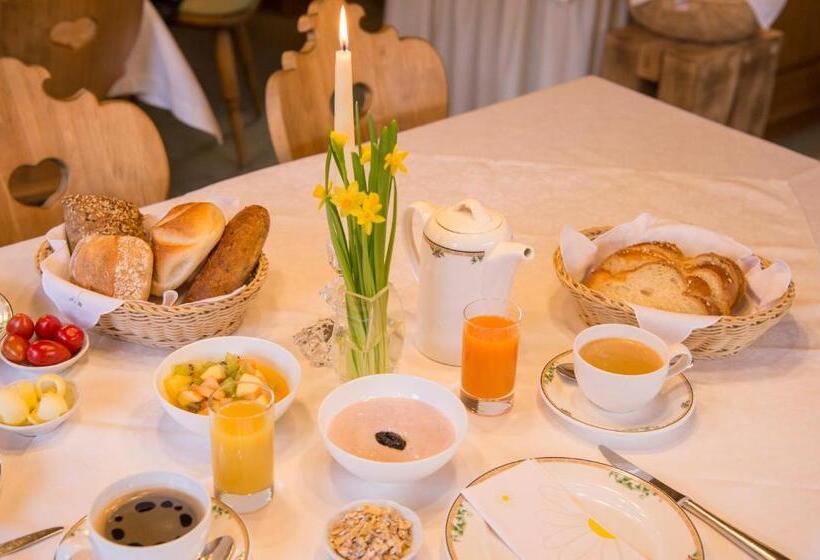 تختخواب و صبحانه Pension Daniel