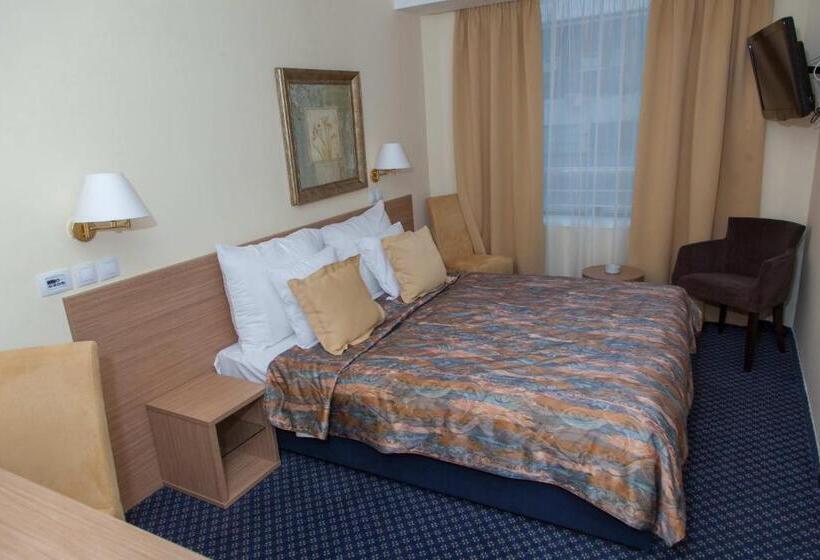 هتل Monogram Park