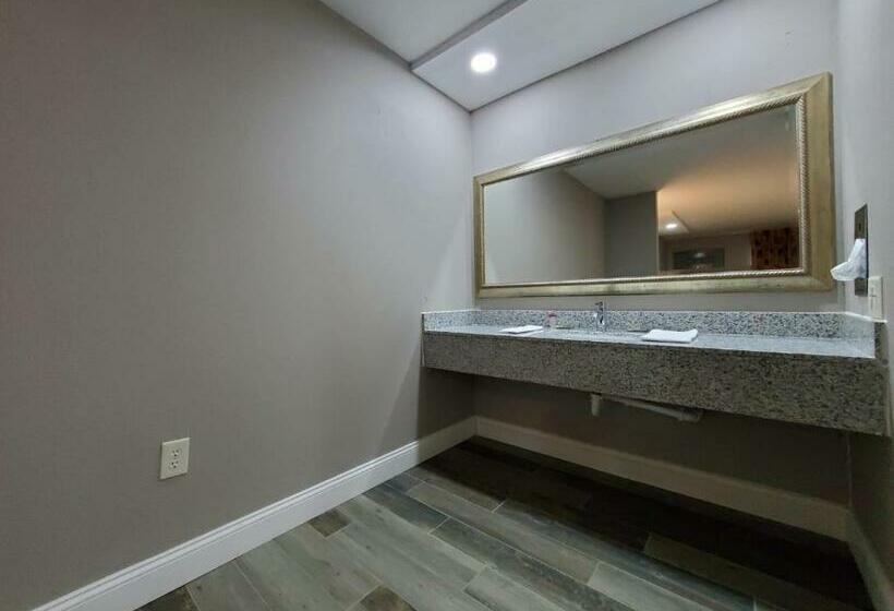 فندق Scottish Inns & Suites