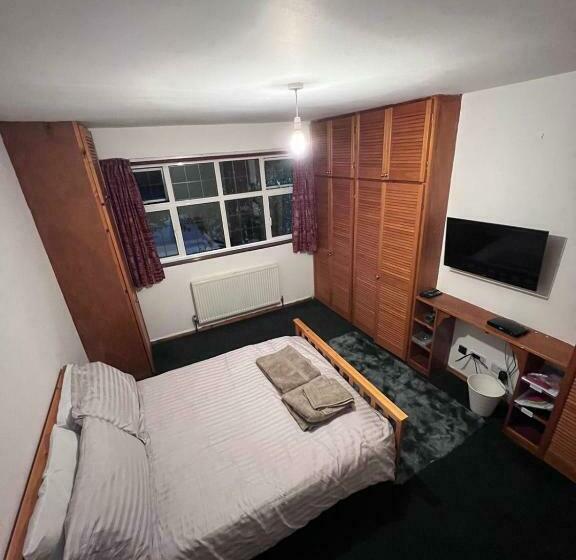 Barnet Serviced Accommodation Elegant 5 Bedroom Home, Just A 7 Minute Stroll From High Barnet Stat