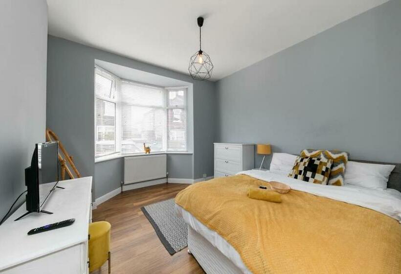 Stunning Luxurious Family Home Near Alton Towers