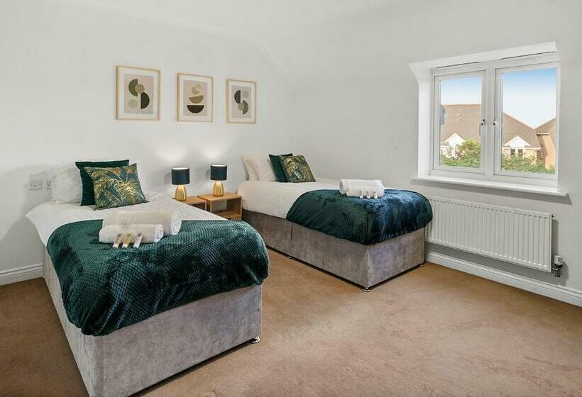 Townhouse In Dartford Sleeps 8 With Free Parking