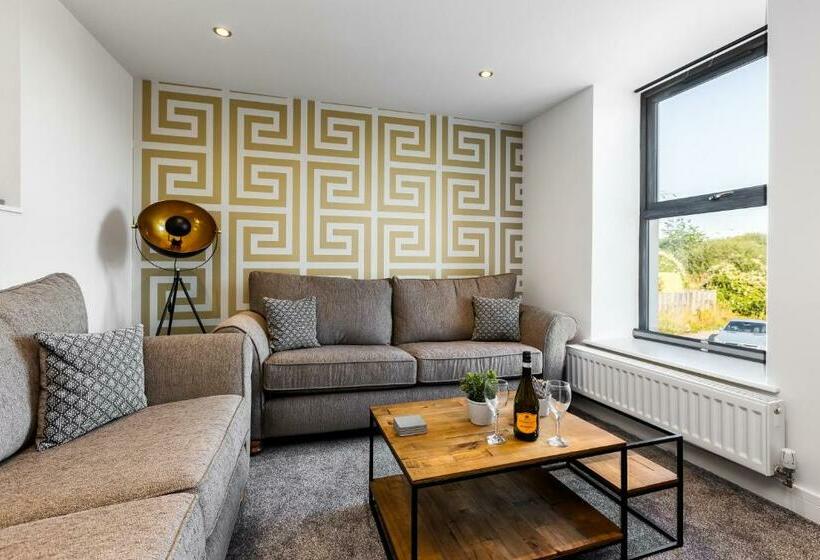 Victoria Place 3 Bed Apartment, Parking, Wi Fi