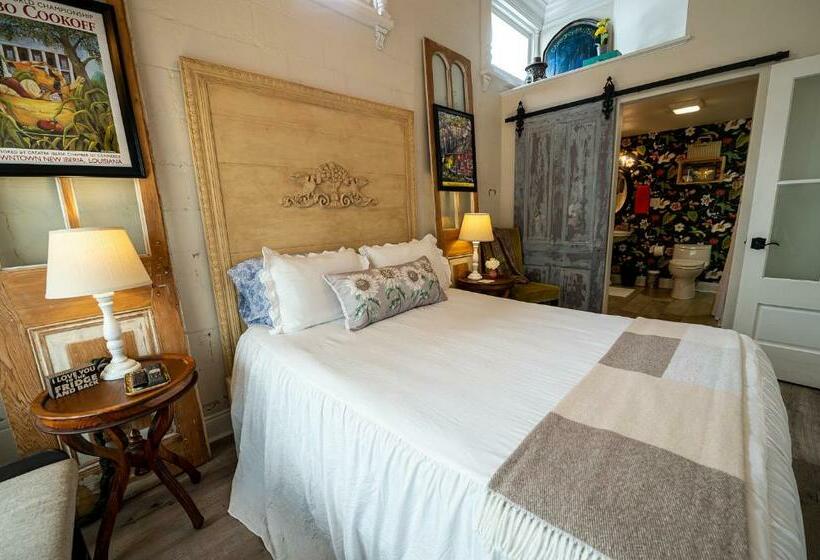 Chateau Royale, Pet Friendly, On Bayou, Downtown!