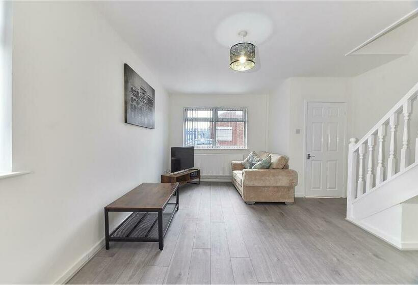 Gatacre House Stylish 3 Bed House, Sleeps 7