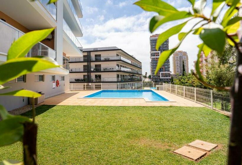 Sunny Brand New 2 Bedroom Apt 500m From Praia Da Rocha With Ac And Pool!