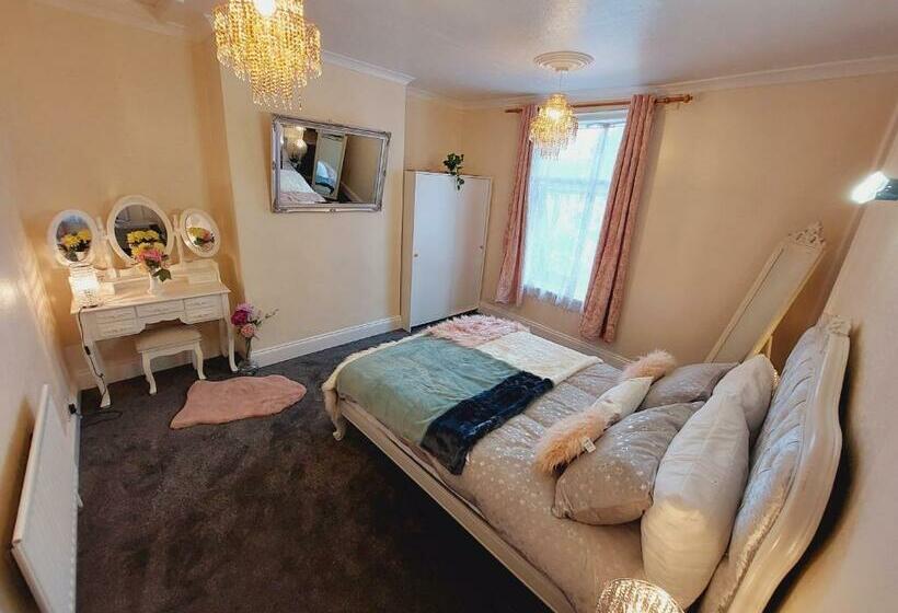 Elegant And Central Two Bedrooms House