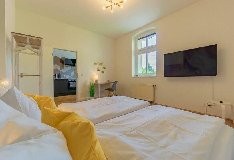 Modernes Apartment Zentral, Ruhig, Wlan, Netflix, Küche, Schreibtisch, Parkplatz, Waschtrockner