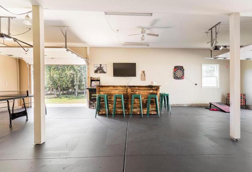 Large 5 Bed Lake Geneva Home 4 Blocks From Lake!