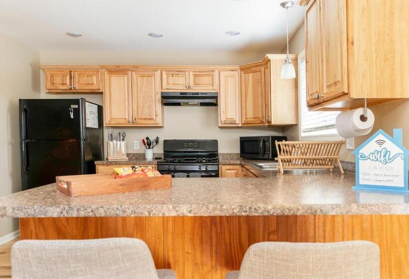 Large 5 Bed Lake Geneva Home 4 Blocks From Lake!