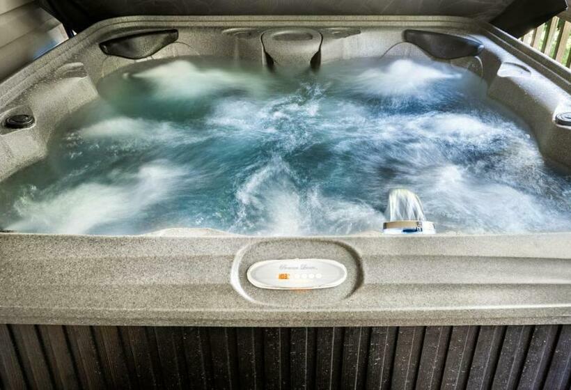 Modern Decor, Hot Tub, Fire Pit, Grill, & Games