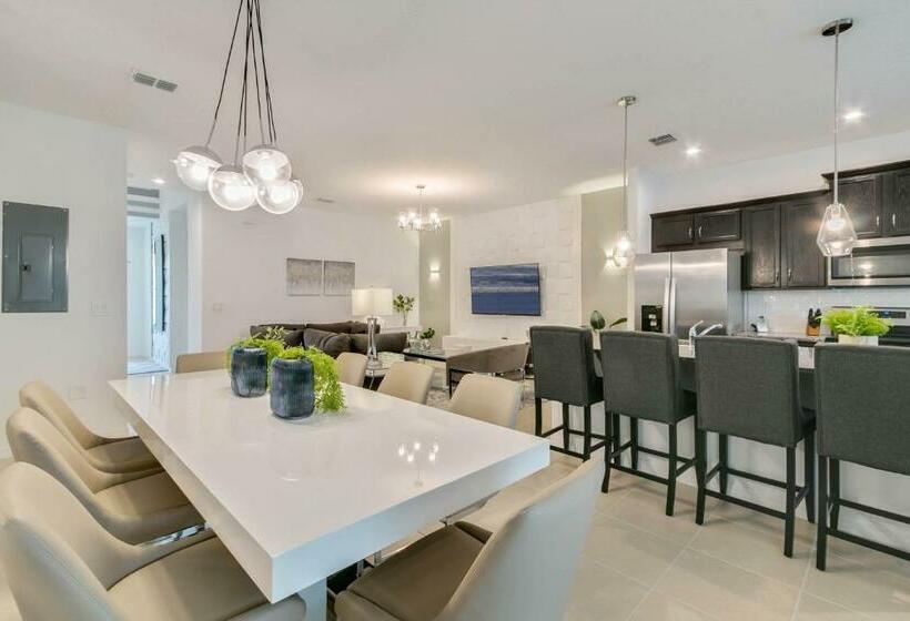 4 Bedrooms 4,5 Bathrooms Solara 8964 Ad