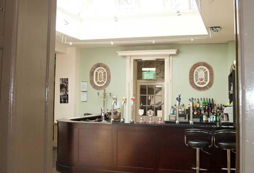 هتل The Warwick Arms