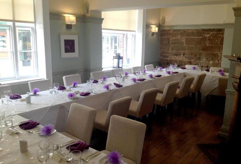 هتل The Warwick Arms