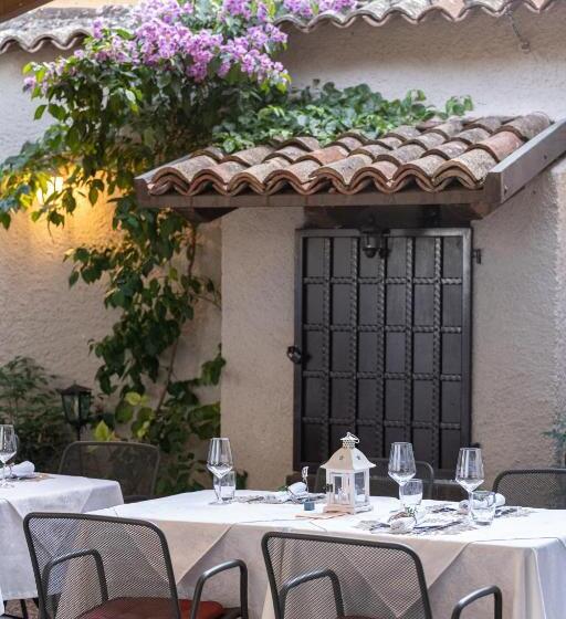 استراحتگاه Borgo Dei Poeti Romantik Wellness & Spa