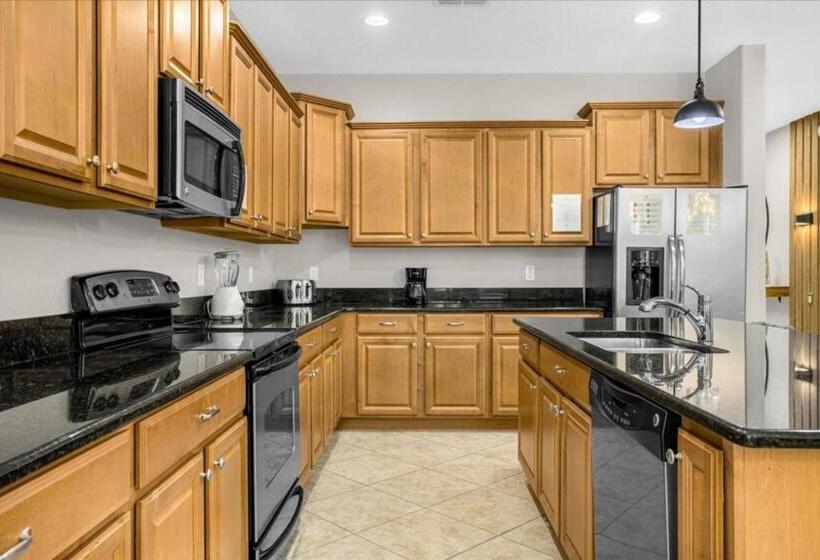 6 Bedrooms   5 Bathrooms   Paradise Palms 8852 Cp