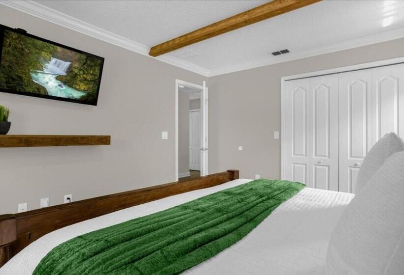 6 Bedrooms   5 Bathrooms   Paradise Palms 8852 Cp