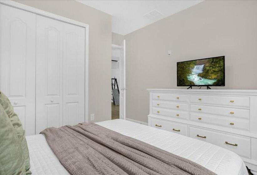 6 Bedrooms   5 Bathrooms   Paradise Palms 8852 Cp