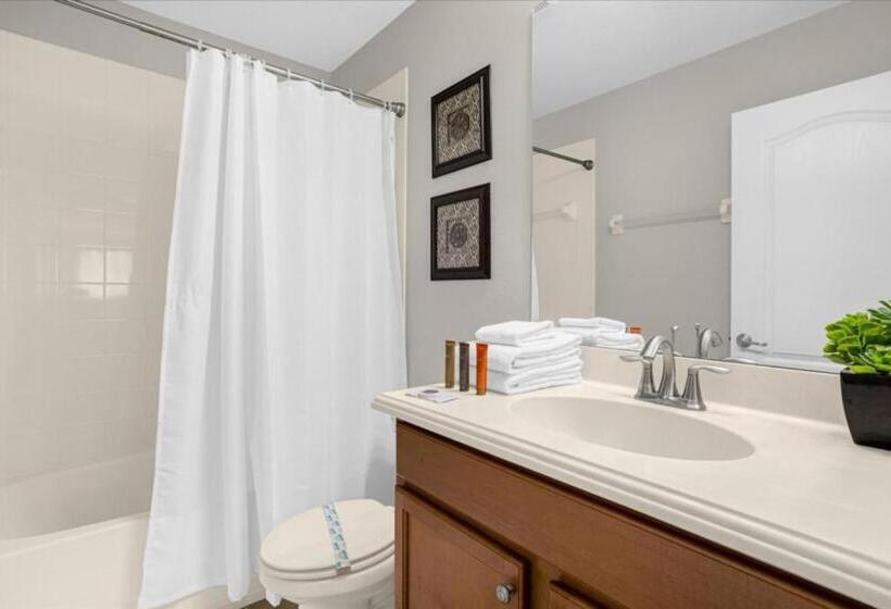 6 Bedrooms   5 Bathrooms   Paradise Palms 8852 Cp