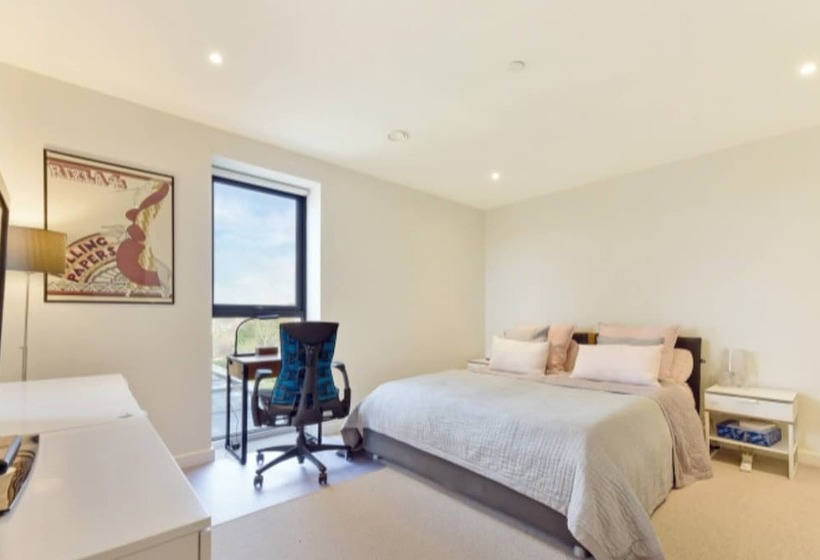 Lovely Luminous 3 Bed Flat, With Secure Ev Parkng
