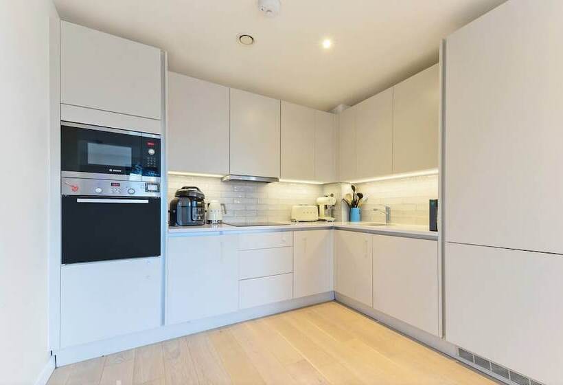 Lovely Luminous 3 Bed Flat, With Secure Ev Parkng