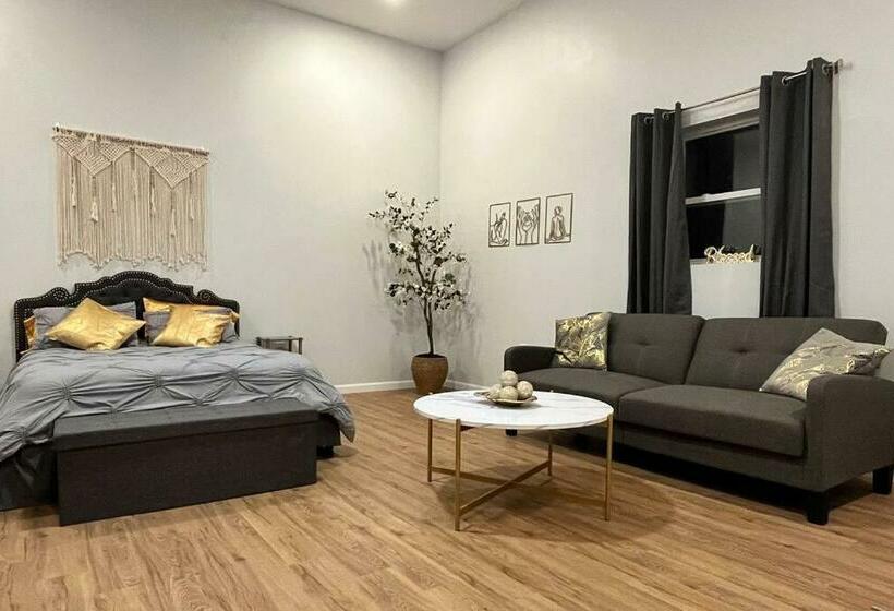 Chic, Spacious, Cozy Guest House Great Location!
