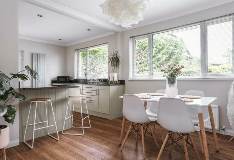 Hillcrest Central 2 Bed Flat With Parking