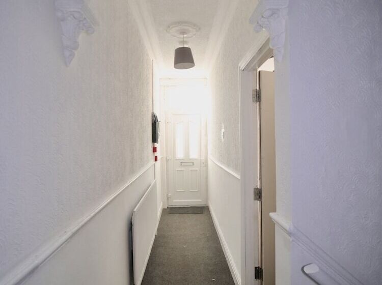 Lovely 6 Bed Property Located Within Dudley