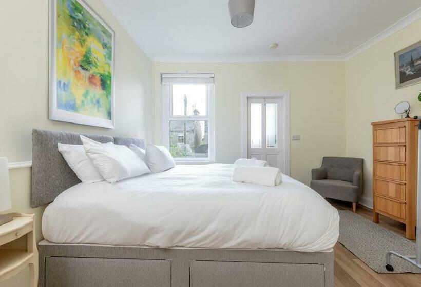 44 Argyle Street 2 Bed 1 Bath Central