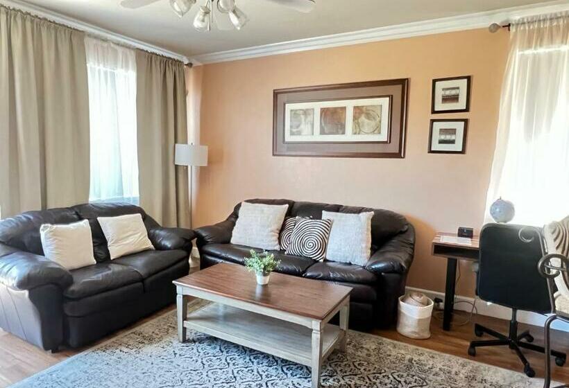 Bright & Cozy Home In The Park