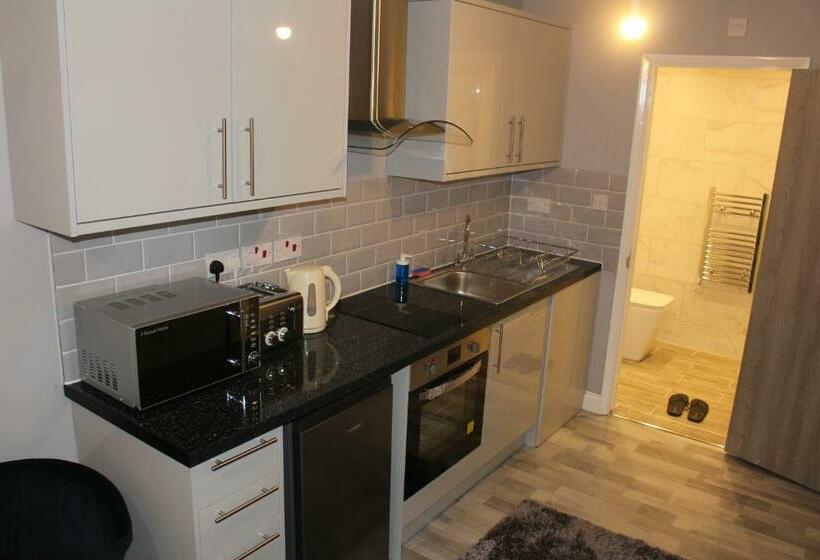 High End Central Luton Studio Ideal For Airport!