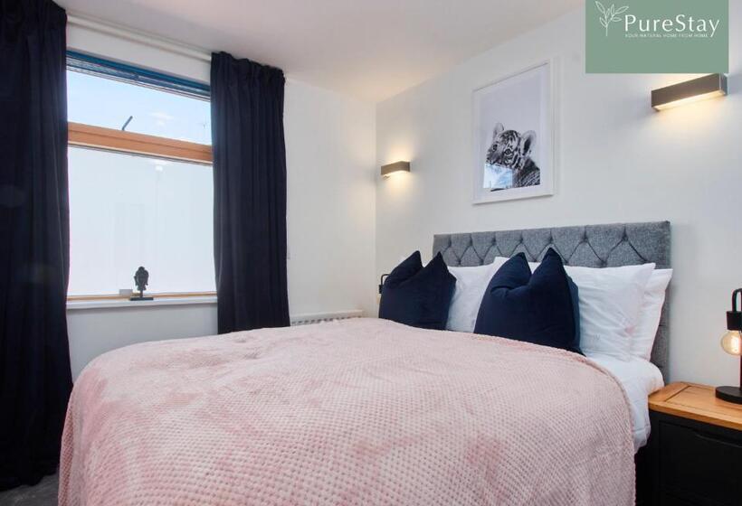 Beautiful Four Bed House By Purestay Short Lets & Serviced Accommodation Coventry With Parking