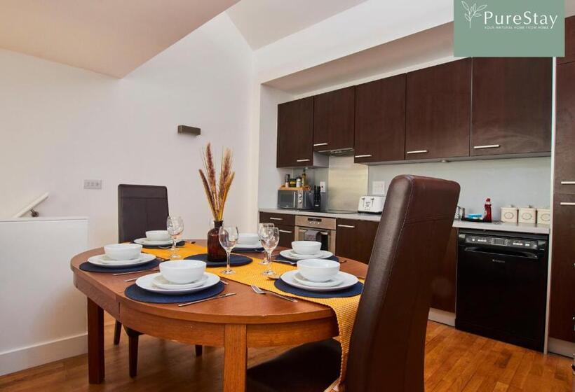 Beautiful Four Bed House By Purestay Short Lets & Serviced Accommodation Coventry With Parking