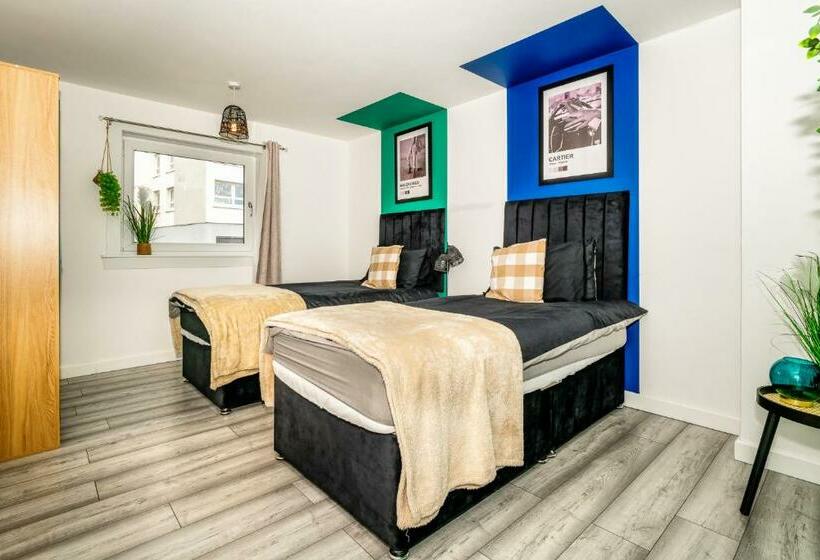 A Gem In Greenock Sleeps 8