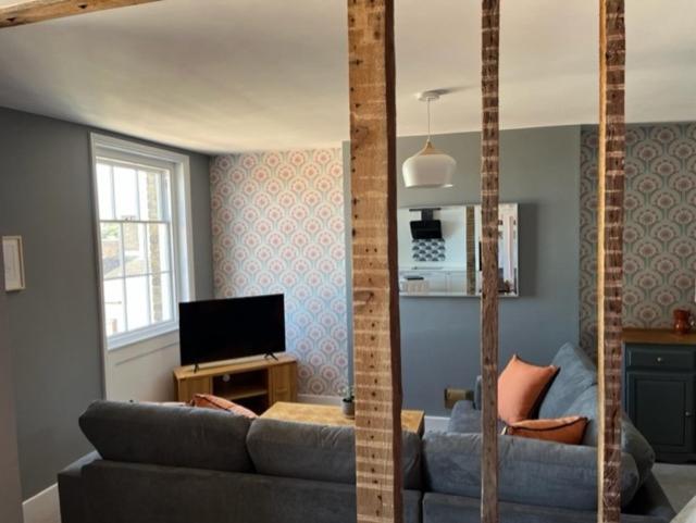 Aspen Free Parking Grade Ii Listed Second Floor Two Bedrooms Apartment