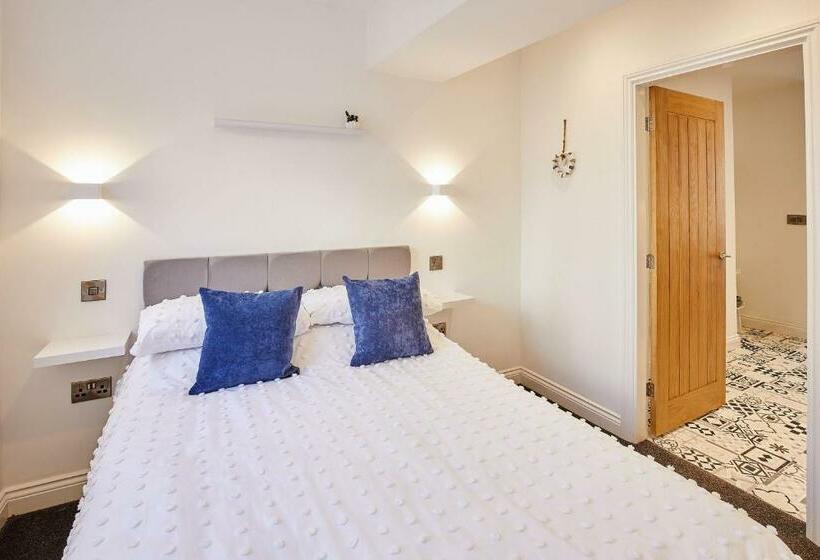 Host & Stay Queens Court