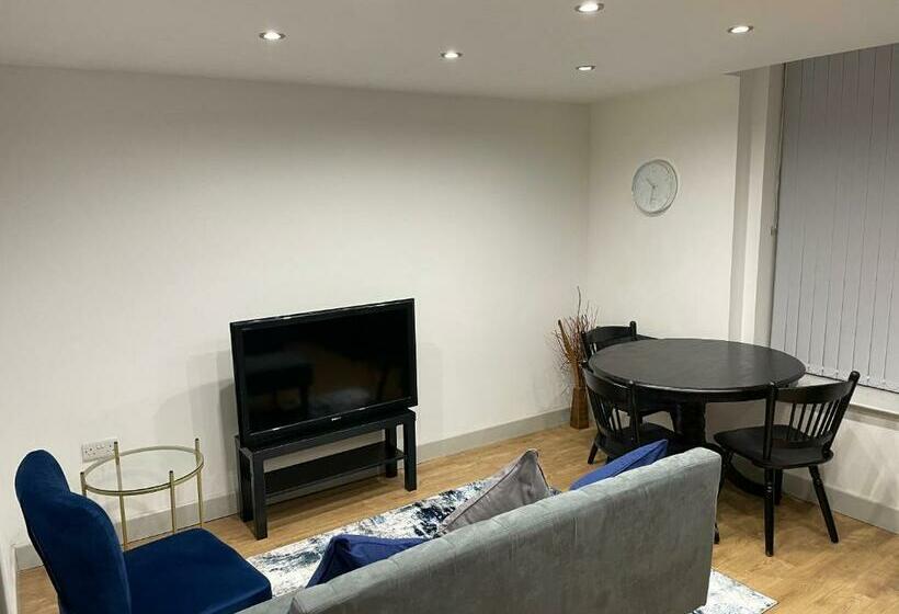 Modern Two Bed Apartment Located In The City Of Wolverhampton